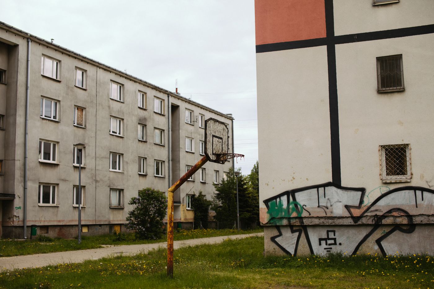 Cancha de básquetbol en un barrio, vacía